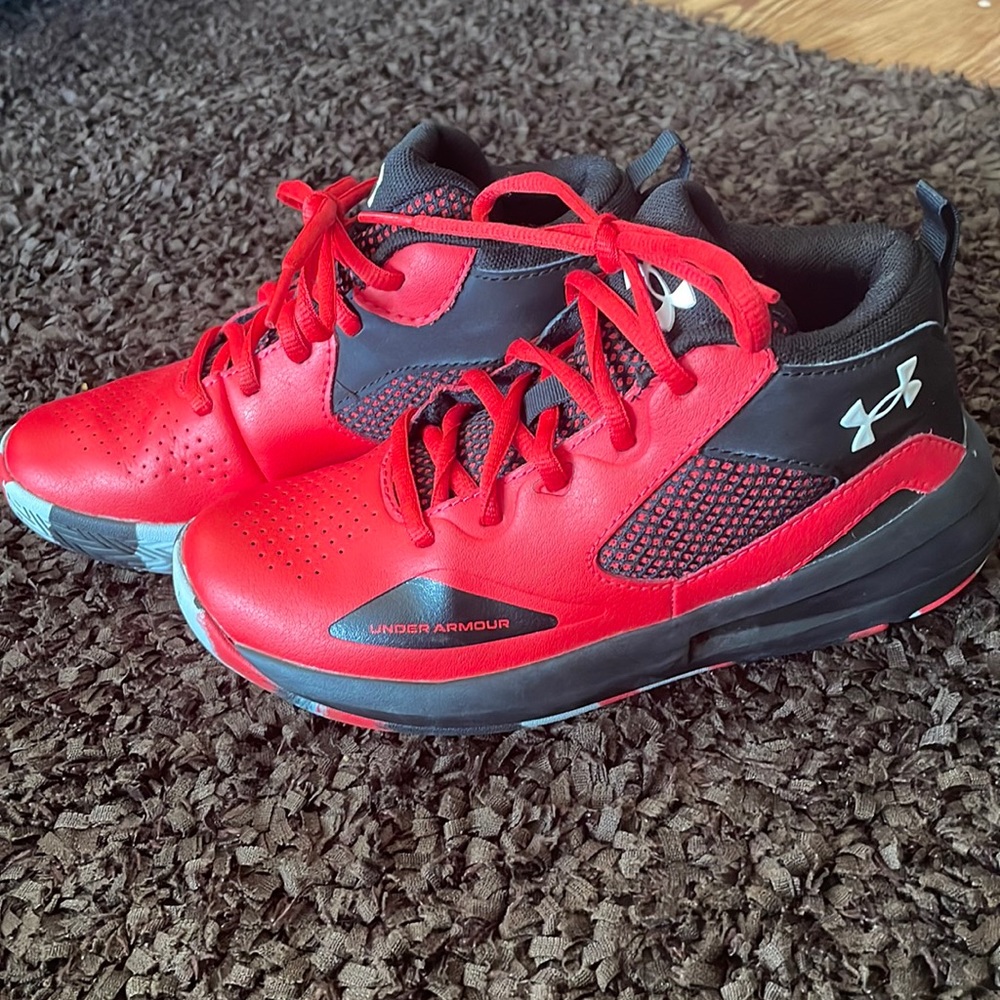 EUC Boys under armour tennis shoes